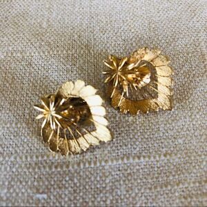 Vintage goldtone clip on earrings